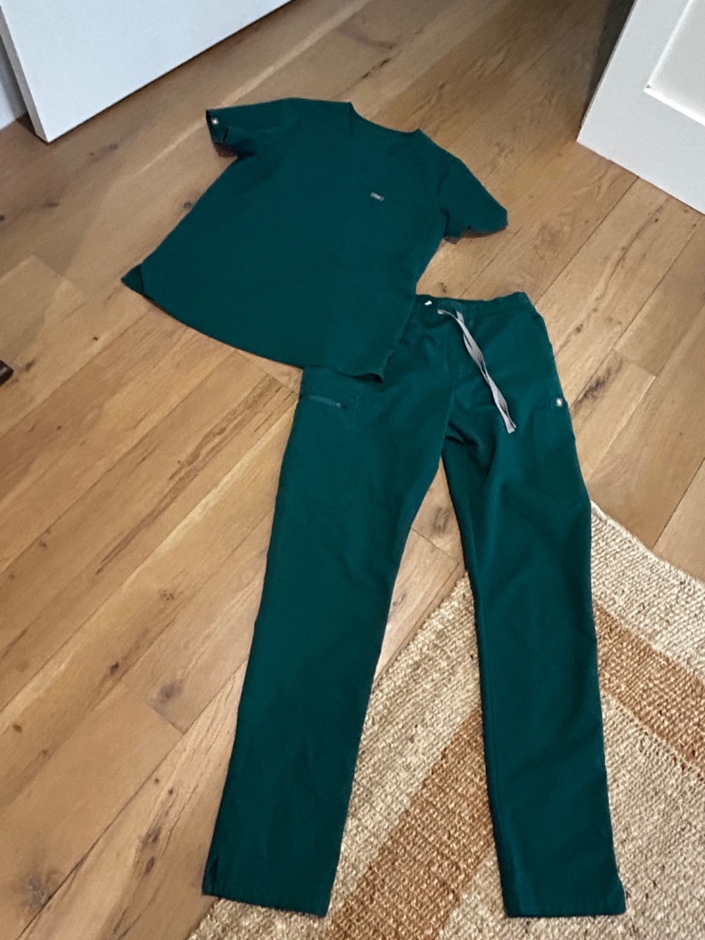 SET Figs Hunter EMERALD Green Scrubs Top M Bottoms MT - Picture 8 of 13